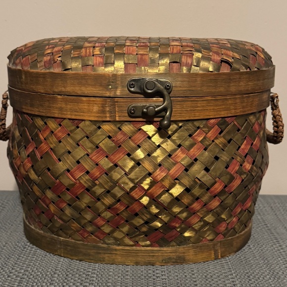 Other - Chateau Edgewater Woven Basket